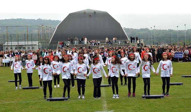 Çaycuma'da 23 Nisan coşkusu stadyumu doldurdu