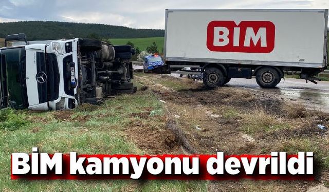 BİM kamyonu devrildi