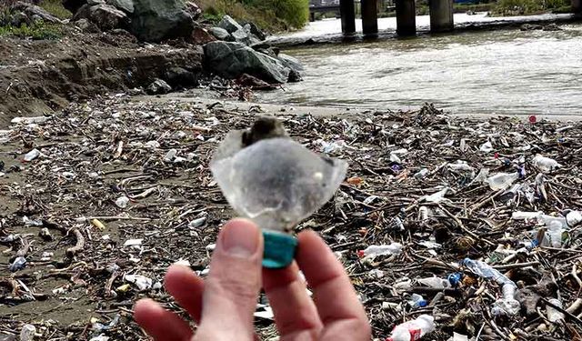 Derelerle sürüklenen çöpler Karadeniz'i kirletiyor