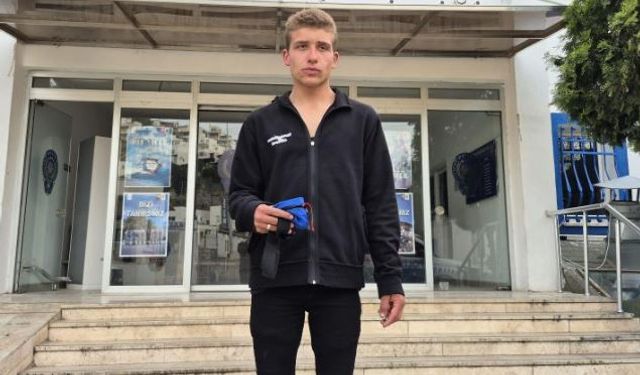 Kağıt toplayıcısı gençten örnek davranış