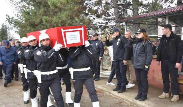 Kalp krizi geçirerek hayatını kaybeden polis memuru toprağa verildi
