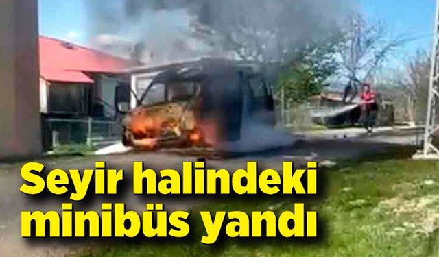 Kastamonu’da seyir halindeki minibüs yandı