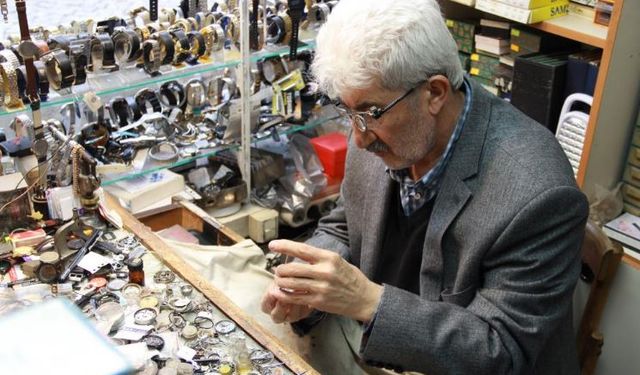 Dedesinden ve babasından kalan mirası mekanik saatleri tamir ederek yaşatıyor