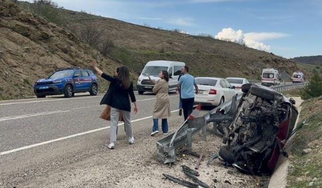 Virajı alamayan otomobil şarampole devrildi: 3 yaralı