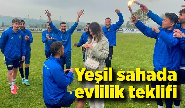 Yeşil sahada evlilik teklifi