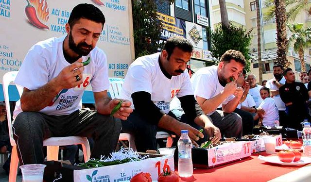 3 dakikada 398 gram acı biber yiyip, yarım altın kazandı