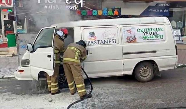 Park halindeki panelvan minibüste yangın paniği