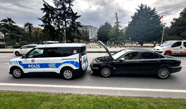 Otomobil, polis ekip otosuna arkadan çarptı