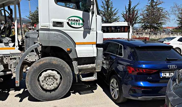 Beton mikseri ile otomobil çarpıştı: 1 yaralı
