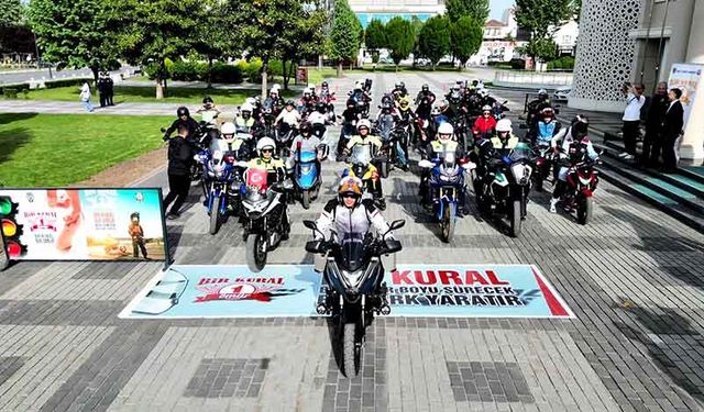 Kural ihlali yapmayan 3 motosikletliye plaket verildi