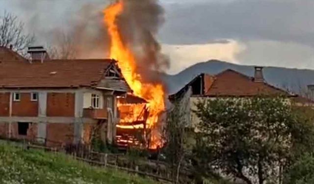 Ahşap ev ve traktör alevlere teslim oldu