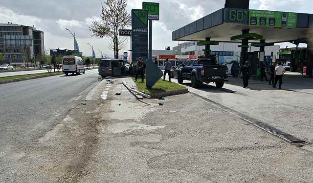 Kontrolden çıkan araç akaryakıt istasyonuna daldı