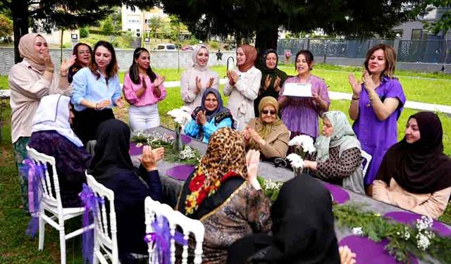 Alzheimer Merkezindeki anneler unutulmadı