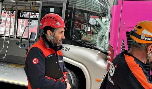 Metrobüs kazası: 1 kişi hayatını kaybetti, 20 kişi yaralandı