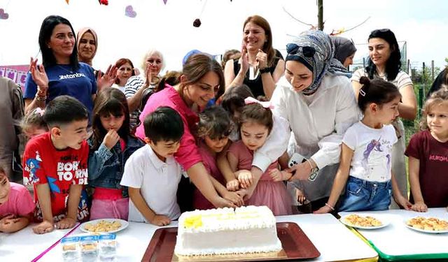 Miniklerden duygusal Anneler Günü kutlaması