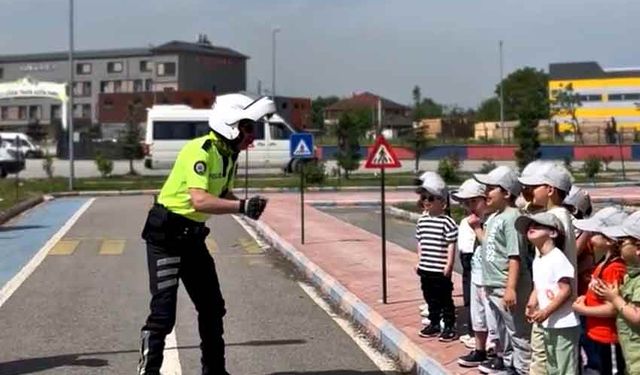 Polisten çocuklara sevgi dolu yaklaşım