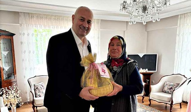Başkan Yılmaz, şehit annesinin anneler gününü kutladı