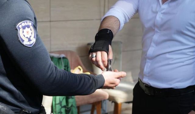 Tuvalette bulduğu altın dolu keseyi polise teslim etti