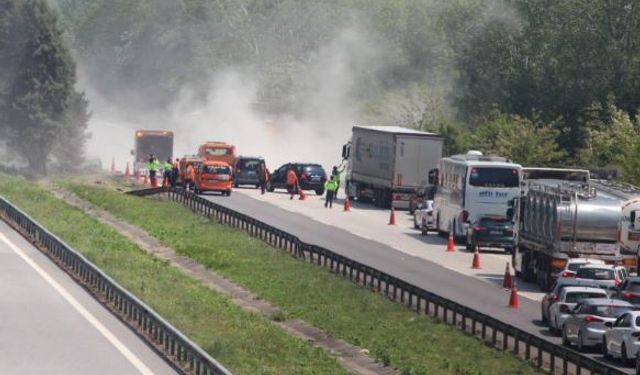 Otoyolda lastiği patlayan tır, bariyerlere çarptı: Bölgede uzun araç kuyrukları oluştu