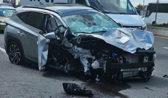 Otomobil üst geçit ayağına çarptı;2 yaralı
