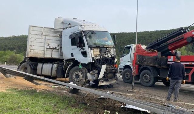 Sürücüsünün uyuduğu iddia edilen buğday yüklü tır devrildi