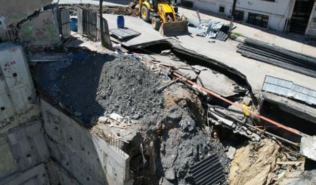 İnşaat çalışmaları esnasında yol çöktü