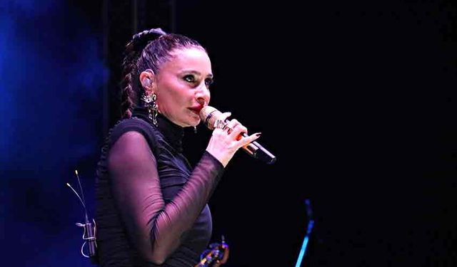 Şarkıcı Sıla, Antalya'da sahne aldı