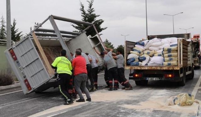 Un yüklü kamyonet devrildi: 2 yaralı