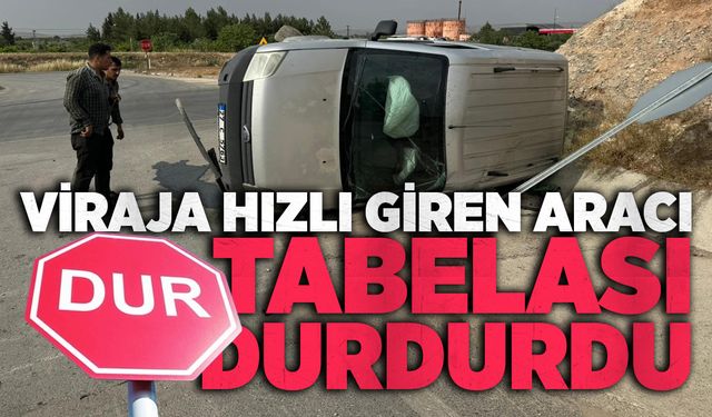 Viraja hızlı giren aracı 'DUR' tabelası durdurdu