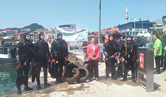 Amasra'da dalgıçlar limandaki çöpleri temizledi