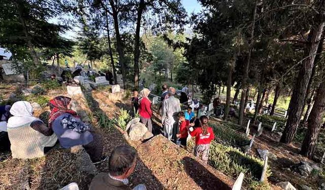 Köy sakinleri mezarlıkta buluşup dua etti
