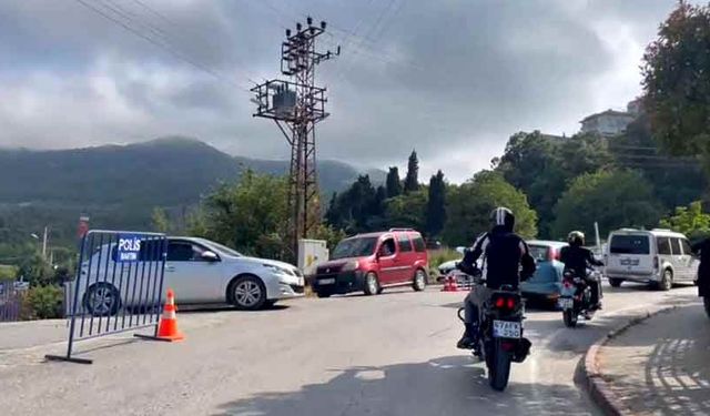 Amasra'da bayram yoğunluğu sebebiyle uzun araç kuyrukları oluştu