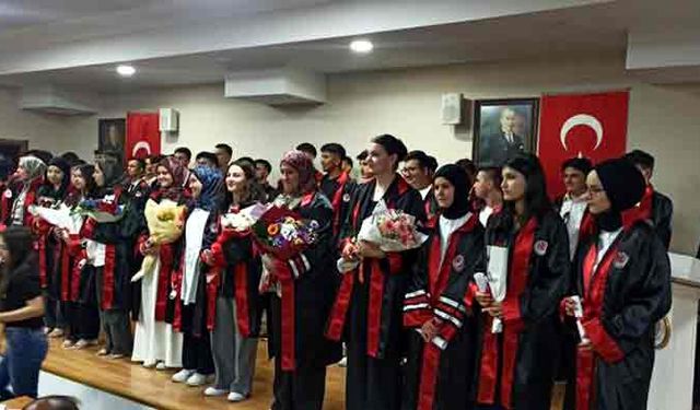 Devrek’te İmam Hatiplilerden mezuniyet sevinci