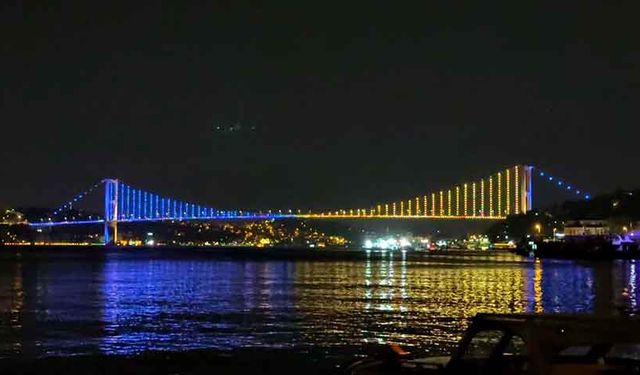 Köprüler sarı-lacivert renklerle ışıklandırıldı