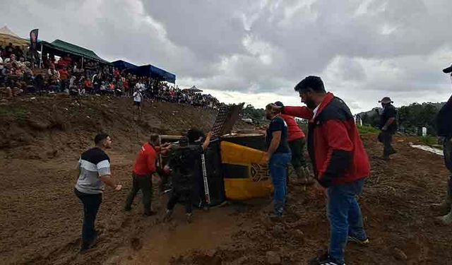 Off-road yarışlarında takla atan araç yürekleri ağıza getirdi