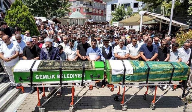 İki küçük kuzen yan yana uğurlandı