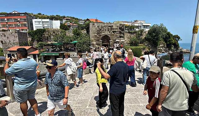 Amasra'da bayram yoğunluğu; 4 günde 19 bin 143 araç giriş yaptı