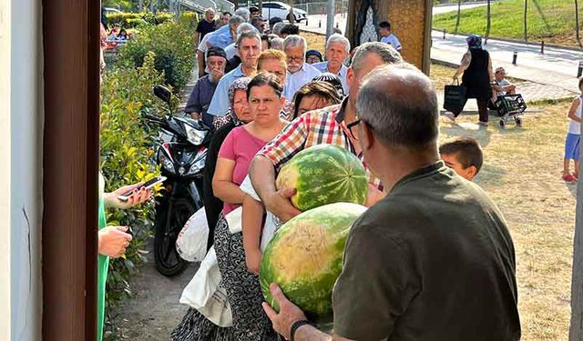 Fiyatlara kızdılar 50 ton bedava karpuz dağıttılar