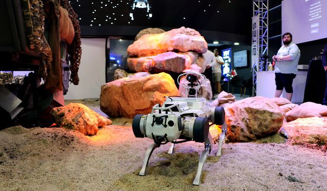 IDEF'te sergilenen zıplayan, takla atan ve selam veren robot köpekler ilgi görüyor