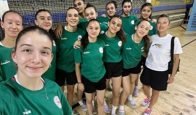 Eskişehir Kız Voleybol Takımı Türkiye yarı finallerinde