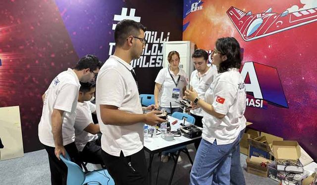 Genç mühendislerden Milli teknoloji vizyonu: Sürü İHA’larla gövde gösterisi