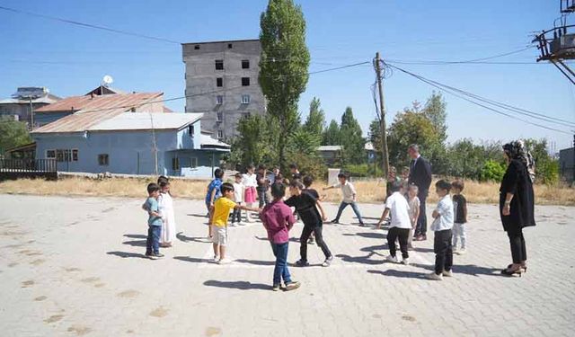 Öğrenciler zil sesi olmadan teneffüse çıktı