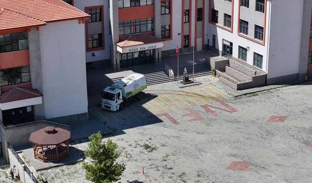 Niğde Belediyesi'nden yeni öğretim yılına özel kapsamlı okul bahçesi temizliği