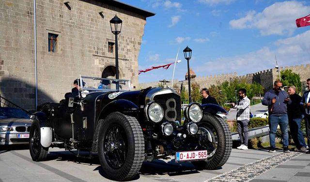 Klasik araç tutkunlarının Türkiye turu Erzurum'dan başladı