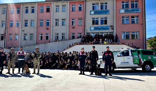 Karabük Jandarmasından öğrencilere hayvan sevgisi eğitimi