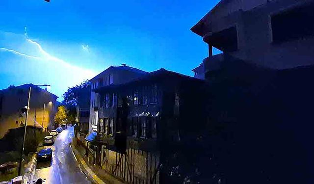 Bartın'da şimşekler geceyi aydınlattı