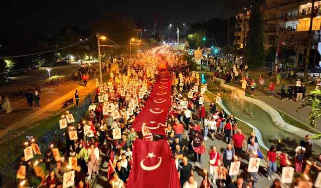 400 metrelik dev bayrakla Cumhuriyet coşkusu: Fener Alayı'na yüzlerce kişi katıldı