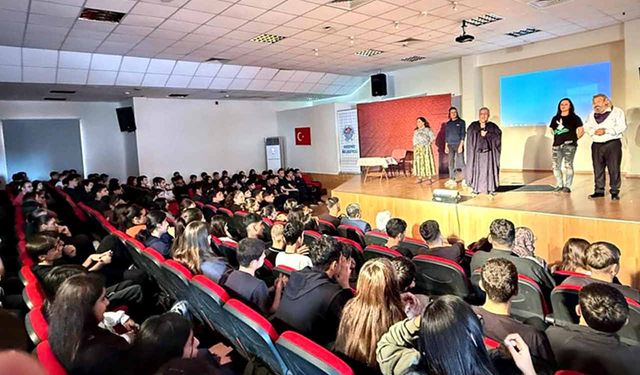 Mersin'de 'madde bağımlılığı' konulu tiyatro büyük ilgi gördü