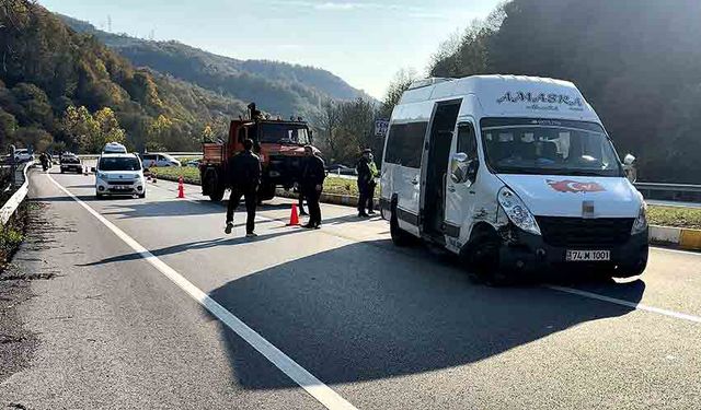 Yolcu minibüsü ve otomobil çarpıştı: 2 yaralı