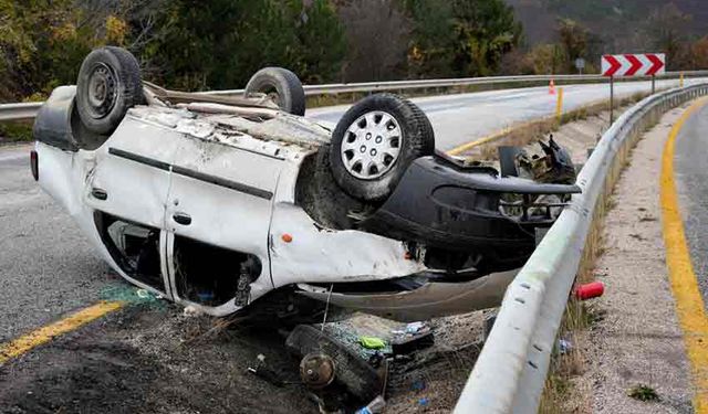 Takla atan otomobil alev aldı: 2 yaralı